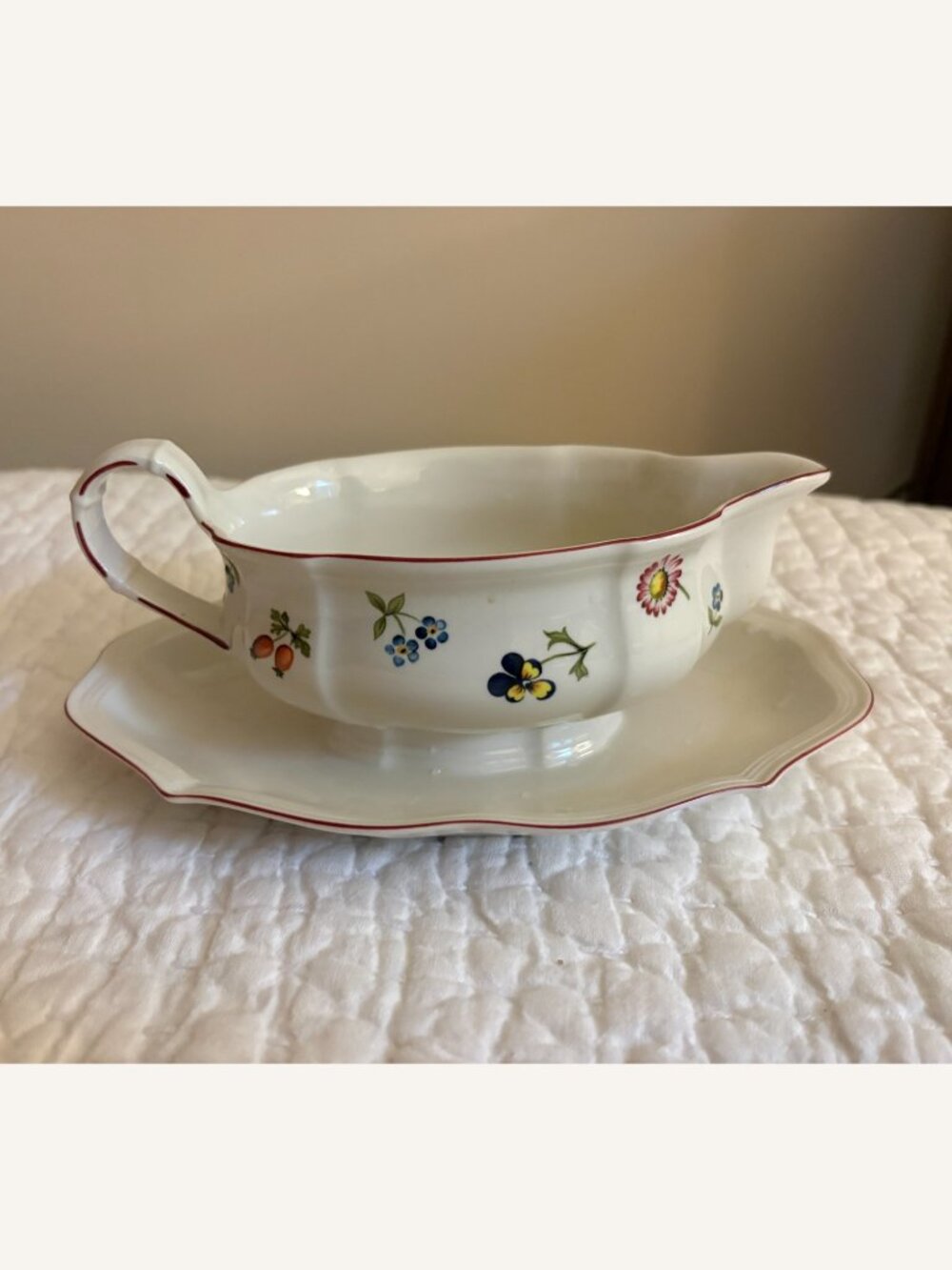 Beautiful Villeroy & Boch Petite Fleur Gravy Boat - Mint Condition